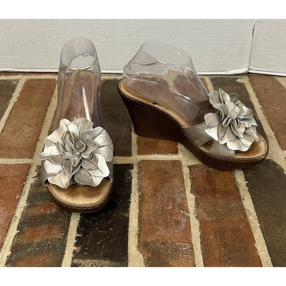 BORN Metallic Gold Leather Wedge Heels Sandals Flower Slide Open Toe Women's 8